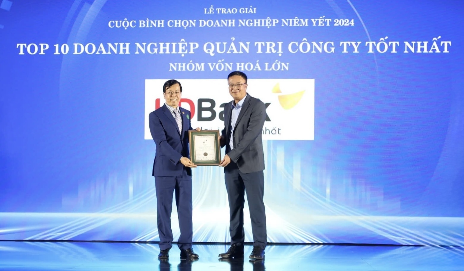 1842HDBank đoạt bộ ba giải thưởng tại cuộc bình chọn doanh nghiệp niêm yết 2024