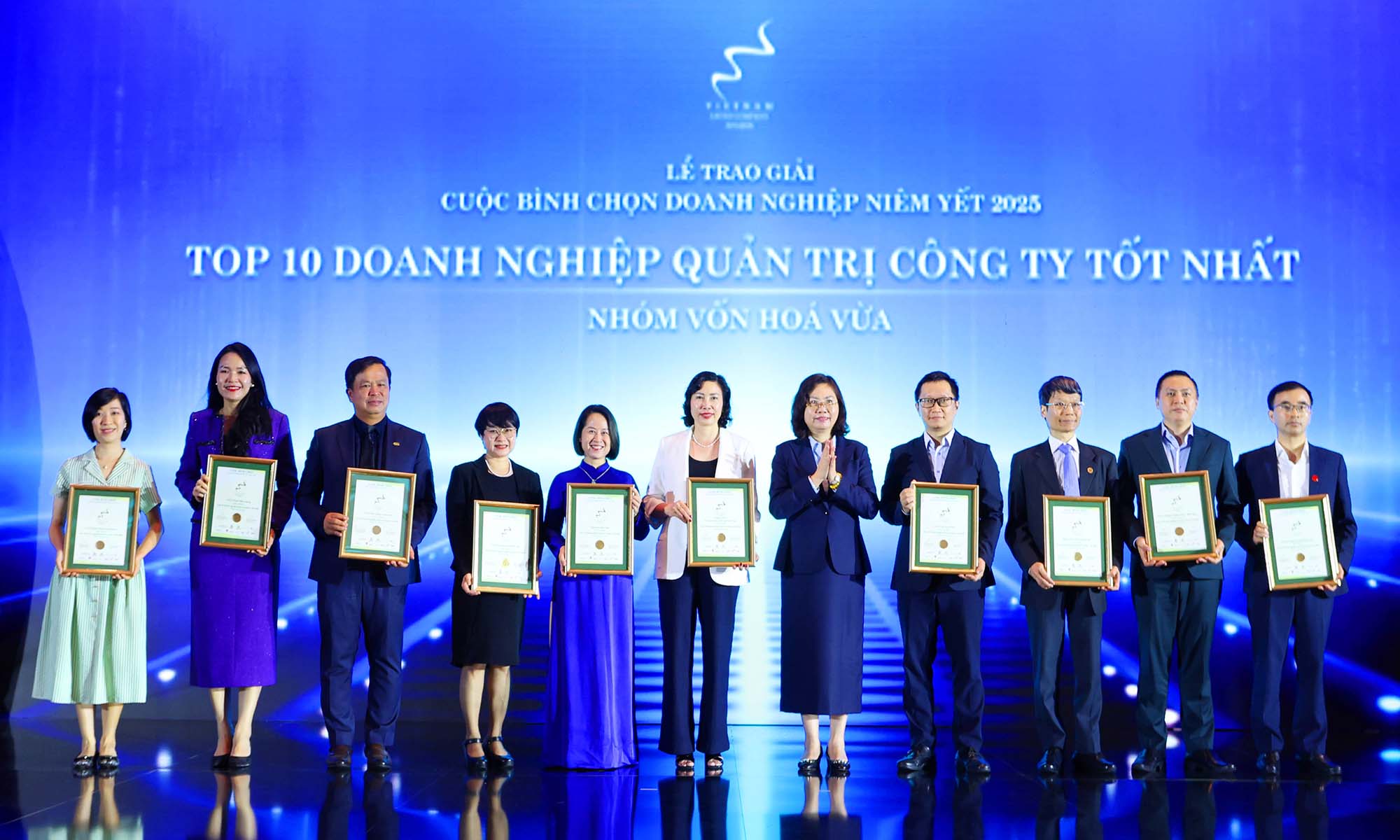 [Ảnh] Vinh danh các doanh nghiệp đoạt giải Cuộc Bình chọn Doanh nghiệp niêm yết (VLCA) 2025